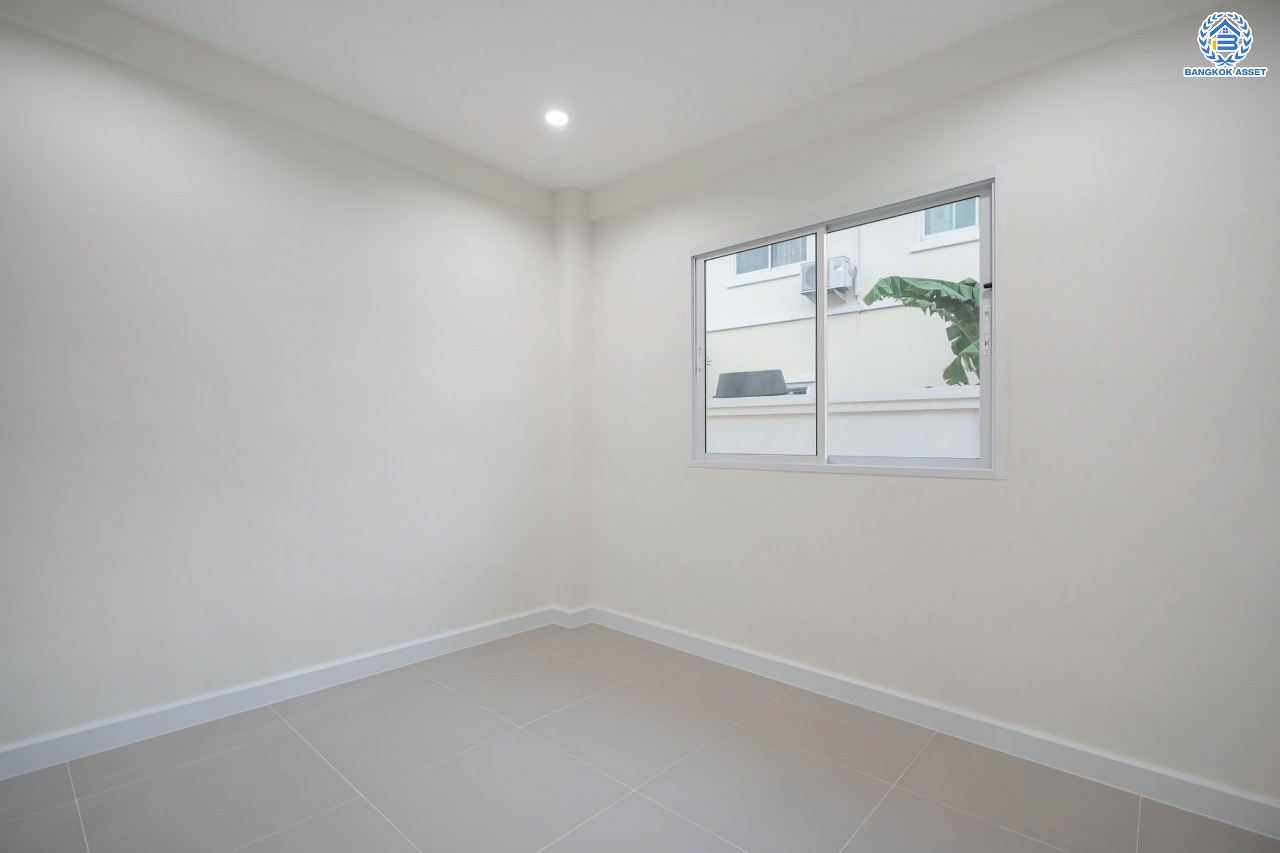 บ้านมือสองตกแต่งใหม่ โครงการ มัณฑิกา กาญจนาฯ-บางบอน รองรับทุกความสุข เนื้อที่ 108.6 ตร.ว. ฟังก์ชัน 3 ห้องนอน 3 ห้องน้ำ 2 ห้องอเนกประสงค์ จอดรถได้ 2 คัน บนทำเลใกล้รถไฟฟ้าสายสีน้ำเงิน "สถานีหลัก2" และจุดขึ้นทางด่วน "พระราม2" และ The Mall บางแค